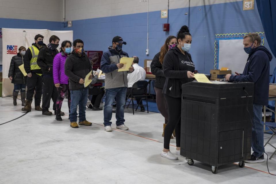 Wähler in einem Wahllokal in Manchester, New Hampshire am Dienstag. (Jodi Hilton/NurPhoto über Getty Images)