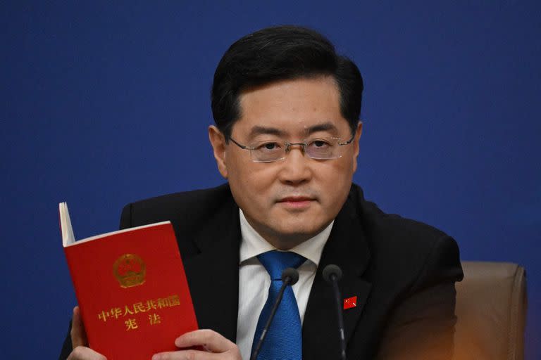 El entonces ministro de Relaciones Exteriores de China, Qin Gang, sostiene una copia de la constitución de China durante una conferencia de prensa en el Centro de Medios del Congreso Nacional del Pueblo (NPC) en Pekín el 7 de marzo de 2023. 