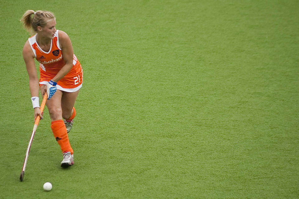 ROSARIO, ARGENTINA - SEPTEMBER 01: Sophie Polkamp of Netherlands conducts the ball against of New Zealand during their match as part of BDO FIH World Cup Women 2010 on September 1, 2010 in Rosario, Argentina. (Photo por DelCampo/LatinContent/Getty Images)