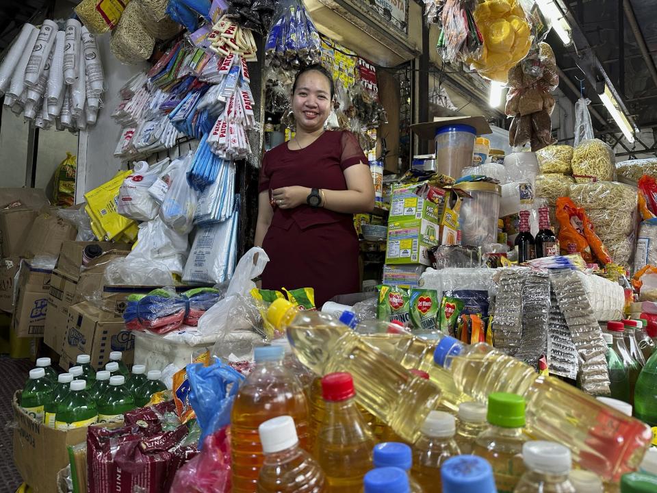 Charina Em posa ante una de sus tiendas de alimentación en Manila el jueves 21 de septiembre de 2023. Los propietarios de tiendas de alimentación en la capital de Filipinas están perdiendo dinero, ante un rápido auge de los precios desde el 1 de septiembre. (AP Foto/Joeal Calupitan)