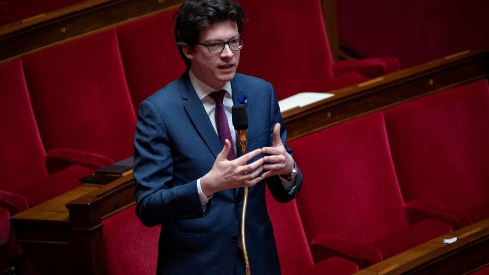 Le député LR Pierre-Henri Dumont estime qu’il « faut améliorer  le texte pendant » son examen au Parlement, notamment sur les débuts de carrière avant 21 ans.