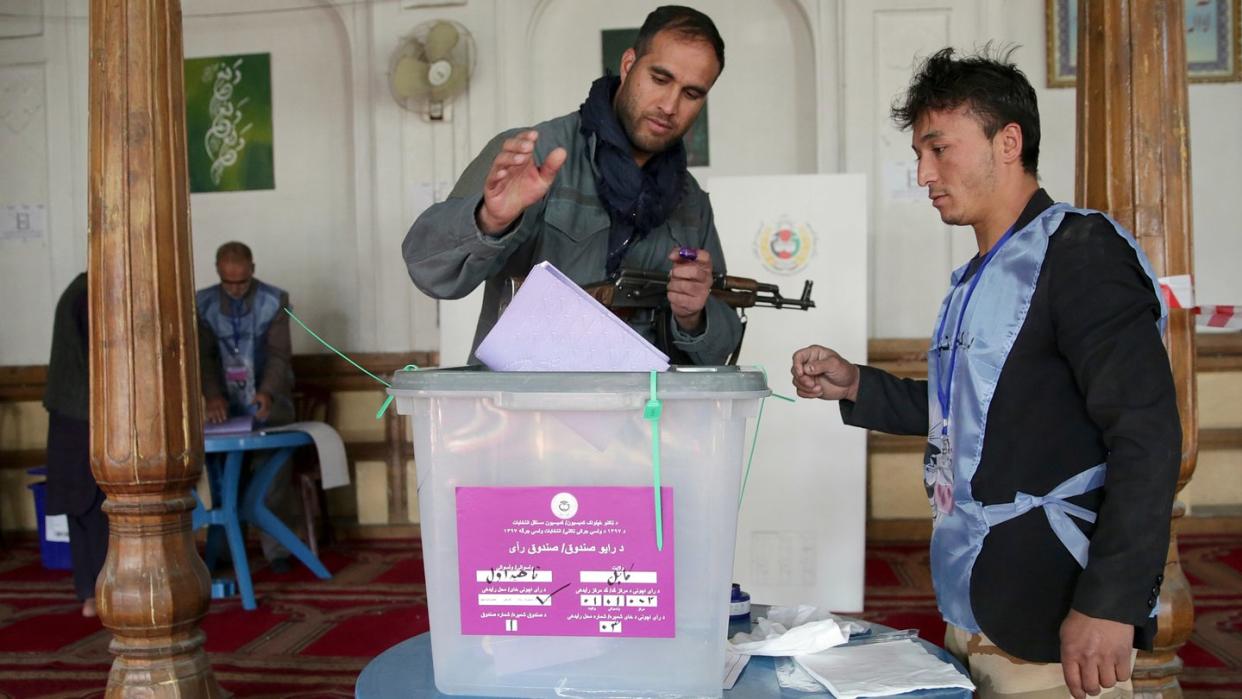 Ein Polizist bei der Stimmabgabe in Kabul: Laut Unabhängiger Wahlkommission registrierten sich rund 8,8 Millionen Afghanen zur Wahl. Foto: Massoud Hossaini/AP