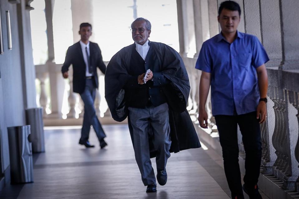 Lawyer Tan Sri Muhammad Shafee Abdullah arrives at Kuala Lumpur Court Complex January 24, 2020. — Picture by Hari Anggara