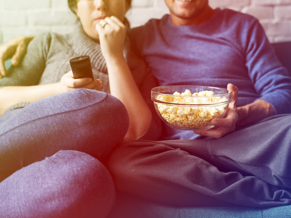 Mit einem großen Fernseher und Popcorn kommt Kinofeeling auf (Symbolbild) (Bild: Rawpixel.com/Shutterstock.com)