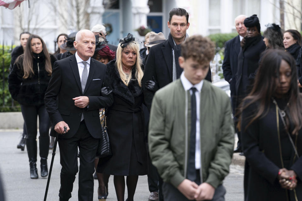 EastEnders,12-12-2022,6606,Colin (LORD MICHAEL CASHMAN);Sharon Watts (LETITIA DEAN);Zack Hudson (JAMES FARRAR);Ricky Mitchell (FRANKIE DAY);Denise Fox (DIANE PARISH),***SOUS EMBARGO JUSQU'À SAMEDI 3 DÉCEMBRE 2022***, BBC, Jack Barnes/Kieron McCarron