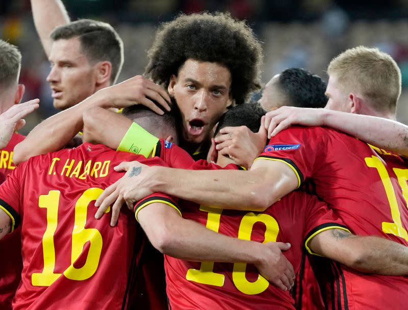 Foto del domingo del futbolista de Belgiuca Thorgan Hazard celebrando con sus compañeros tras marcar ante Portugal