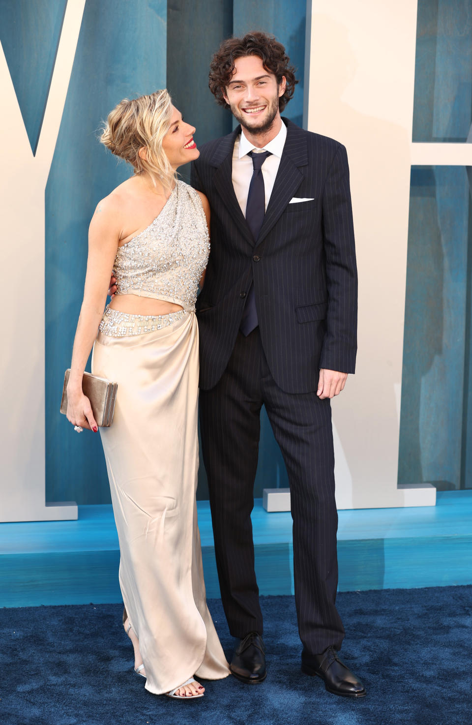 Sienna Miller and Oli Green attend the 2022 Vanity Fair Oscar Party Hosted By Radhika Jones at Wallis Annenberg Center for the Performing Arts on March 27, 2022 in Beverly Hills, California. (FilmMagic/Getty Images))