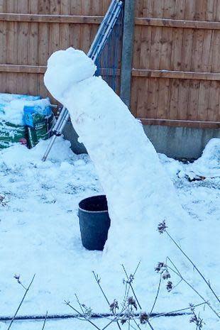 英國一名父親與孩子們在戶外堆雪人，結果隔天雪人融化的模樣連他自己都笑了。（翻攝自推特）