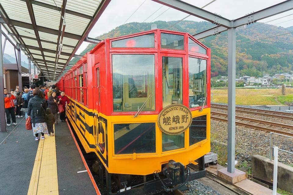 嵯峨野遊覽小火車（圖片來源：Getty Creative）