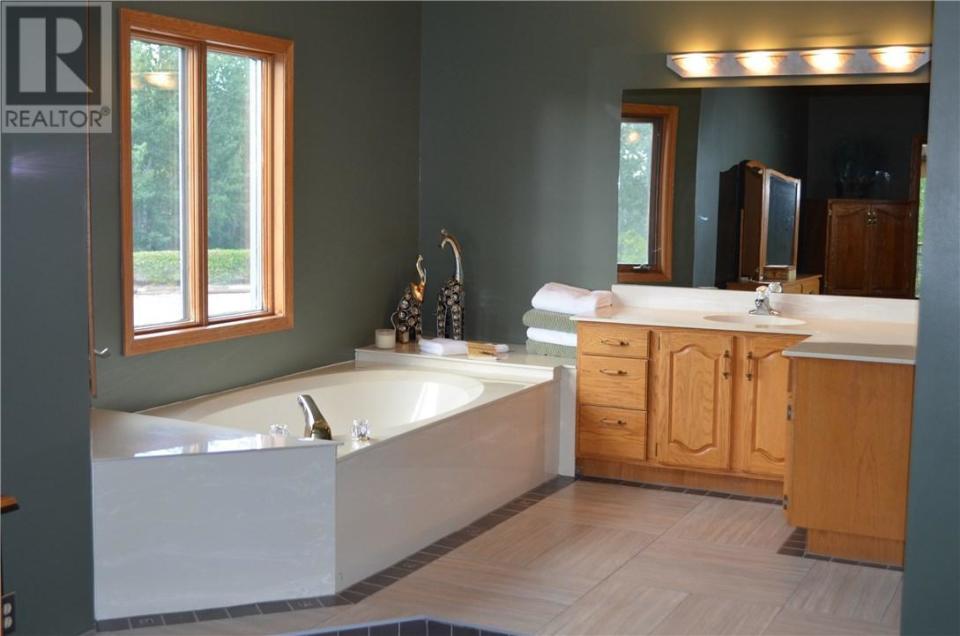 <p><span>5 Saskatoon Highway 5 East Acreage, Saskatoon, Sask.</span><br> There are four bathrooms in the home, including this five-piece master ensuite.<br> (Photo: Zoocasa) </p>