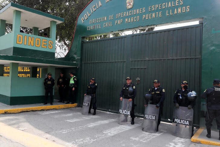 Oficiales de policía afuera de la prisión policial donde está detenido el expresidente peruano Pedro Castillo, antes de una nueva audiencia, en Lima, Perú