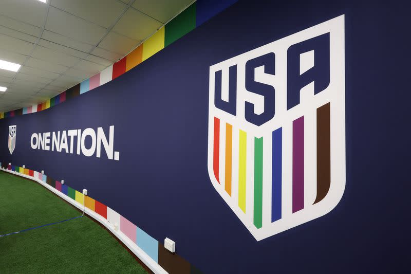 Copa Mundial de la FIFA Qatar 2022 - La insignia de la selección nacional de Estados Unidosven luce los colores del arcoíris