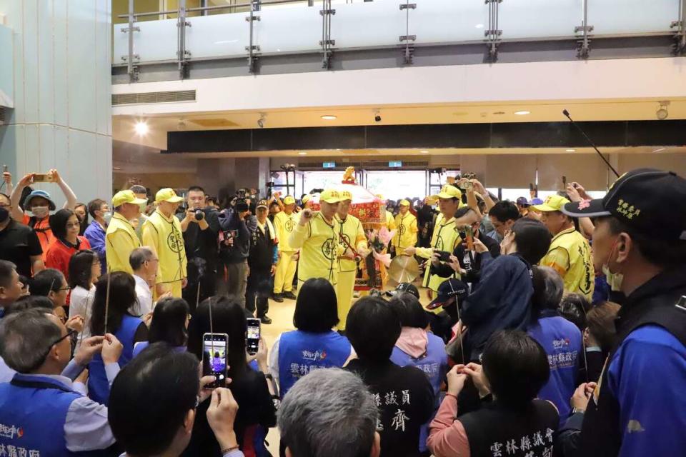 白沙屯媽祖、山邊媽祖鑾轎進入縣府親民空間。圖/雲林縣政府提供