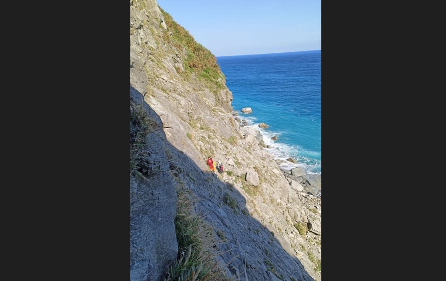 舊蘇花公路象鼻隧道左側有一條崎嶇陡峭的斜坡，可以借助繩索到達海岸，此處地勢險惡，因多次發生事故而封閉；李姓男子19日跑到此處獨攀，卡在峭壁向消防局求援，搜救人員在半山腰找到李男，順利帶回路面。（圖／花蓮縣消防局提供）
