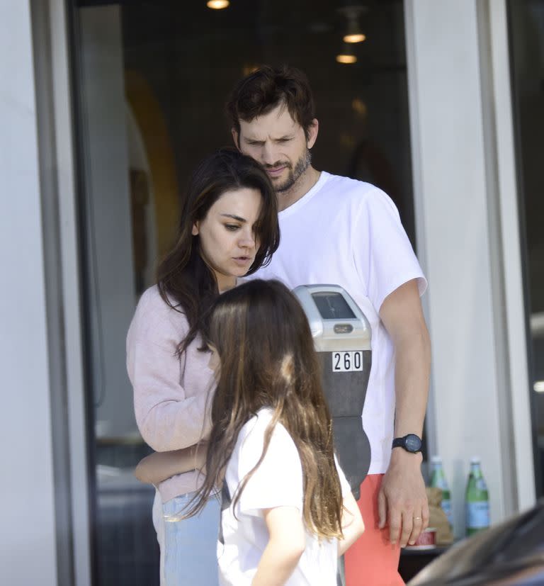 Mila Kunis y Ashton Kutcher, en familia y en Los Ángeles