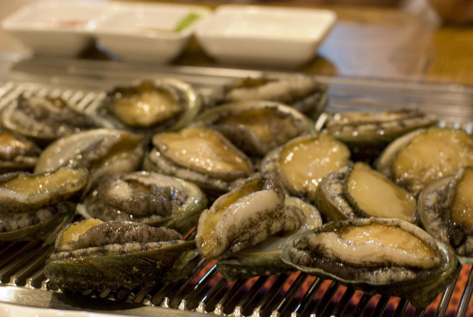 Los abalones, una delicatessen muy apreciada en Asia. Foto: Wikipedia/by <==Manji==> (CC)