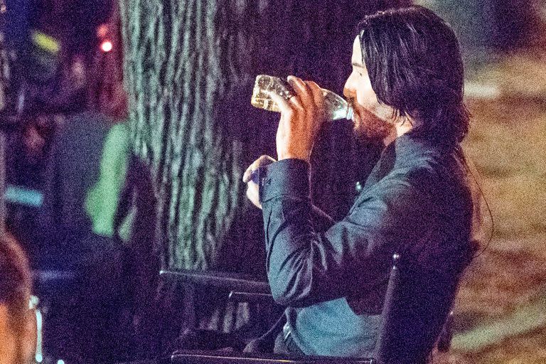 Keanu Reeves se toma un descanso -y un poco de agua- entre escena y escena de la cuarta entrega de la saga de John Wick