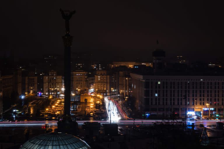 El centro de Kiev, solo iluminado por las luces de los autos tras los bombardeos y cortes de electricidad