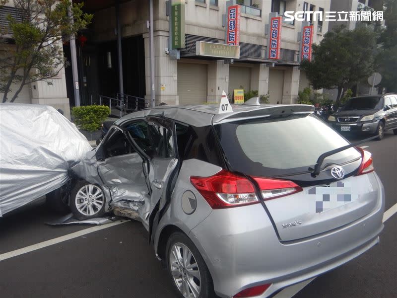 台中65歲女子闖紅燈出車禍，駕駛座嚴重變形釀1死。（圖／翻攝畫面）