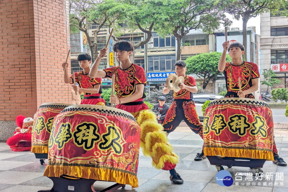 學生團隊進駐桃園青創基地，龍華科大舞獅戰鼓團赴青年局前廣場表演慶賀。