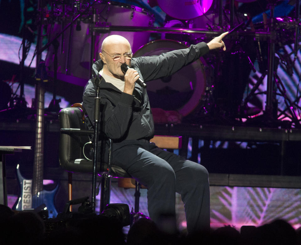 Phil Collins canta durante un concierto de su gira "Not Dead Yet" in Filadelfia, el 8 de octubre de 2018. Collins está entre varios artistas que han rechazado el uso de sus canciones en eventos de campaña del presidente Donald Trump. (Foto por Owen Sweeney/Invision/AP, Archivo)