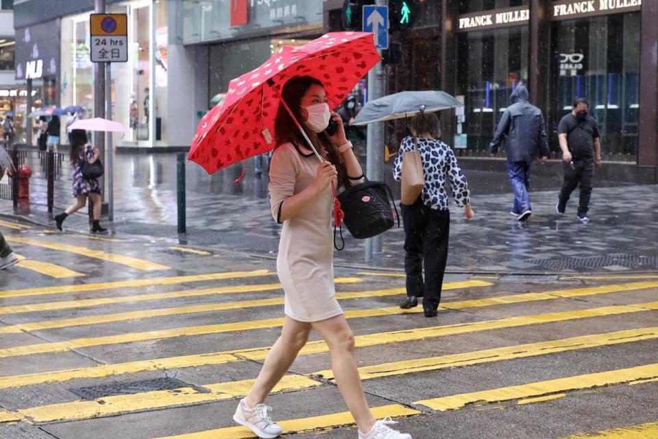 今日有幾陣驟雨，最高氣溫約24度。(資料圖片)