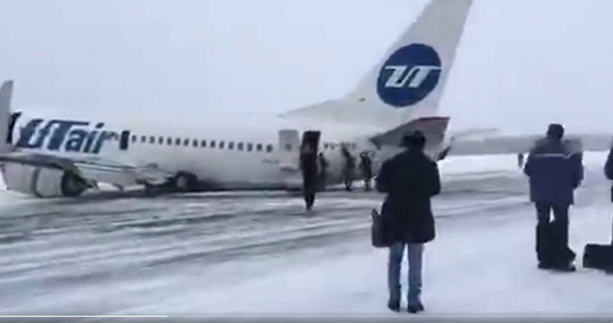 俄羅斯一架客機著陸時遇上風切，導致機尾撞到跑道、起落架斷裂。（圖／翻攝自推特@RuAviaPhotog）