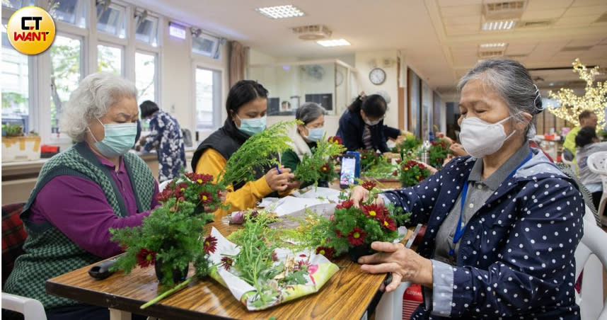 全台第一個都會型記憶保養班位於台北市，每周一次定期舉辦活動，有唱歌、跳舞、也有手作課程，許多老人家一整周就只期待這天的到來。（圖／黃威彬攝）