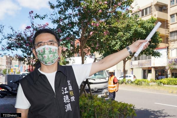 夏季氣溫高溫炎熱－加強植栽綠美化澆灌維護，正值有「夏之櫻花」美譽的紫薇妝點美化行道樹市容，宜蘭市長江聰淵宣布即日起再提高加強澆灌管理量能。（宜蘭市公所提供）