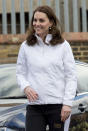 <p>Kate Middleton visitó la escuela elemental Bond Primary School en Mitcham, Inglaterra, y allí lució su embarazo en un atuendo deportivo y conquistó a todos con su sencillez/Getty Images </p>