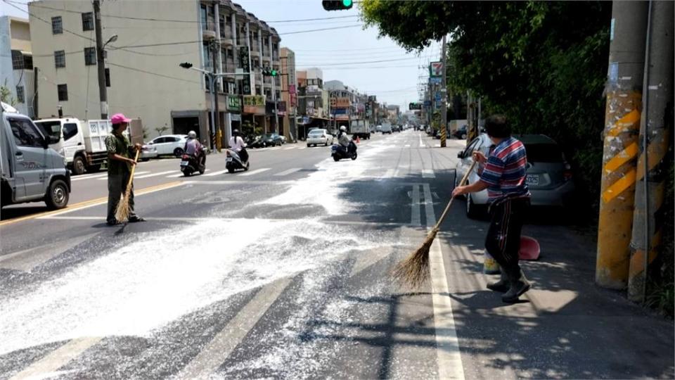 拖板車載運玻璃碎粒　太空包破裂滲漏一公里