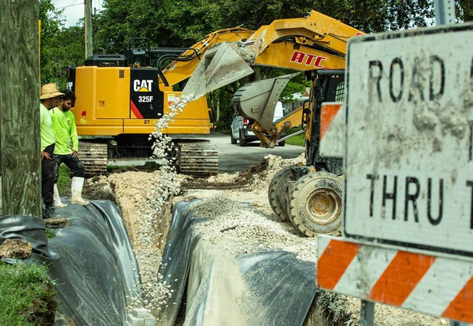 Los dólares estatales están pagando la instalación de nuevas tuberías y otras infraestructuras de drenaje en Virginia Gardens, pero un veto del 12 de junio de 2024 del gobernador Ron DeSantis eliminó $700,000 en fondos de la Florida y ahora el proyecto no puede continuar en otras partes de la ciudad.