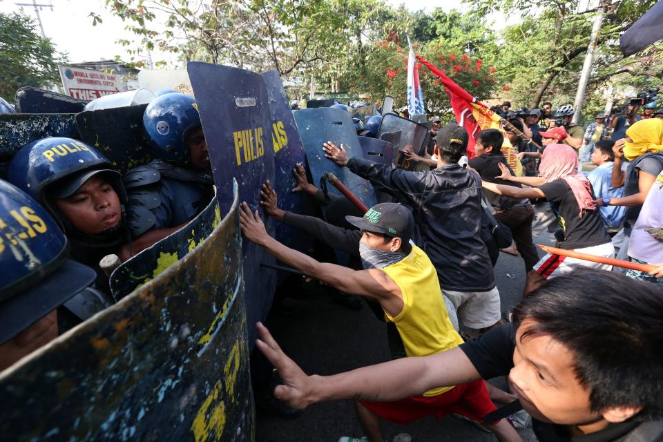 Filipino policemen clash with informal settlers