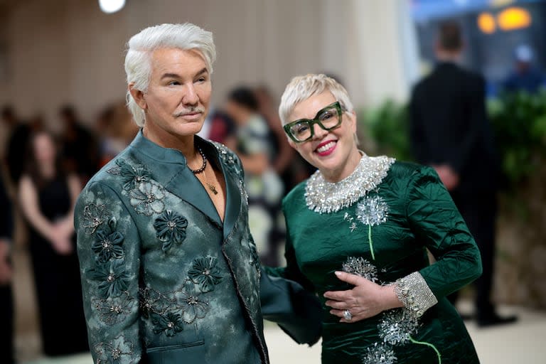 Baz Luhrmann y su esposa, Catherine Martin, en tono con el dress code