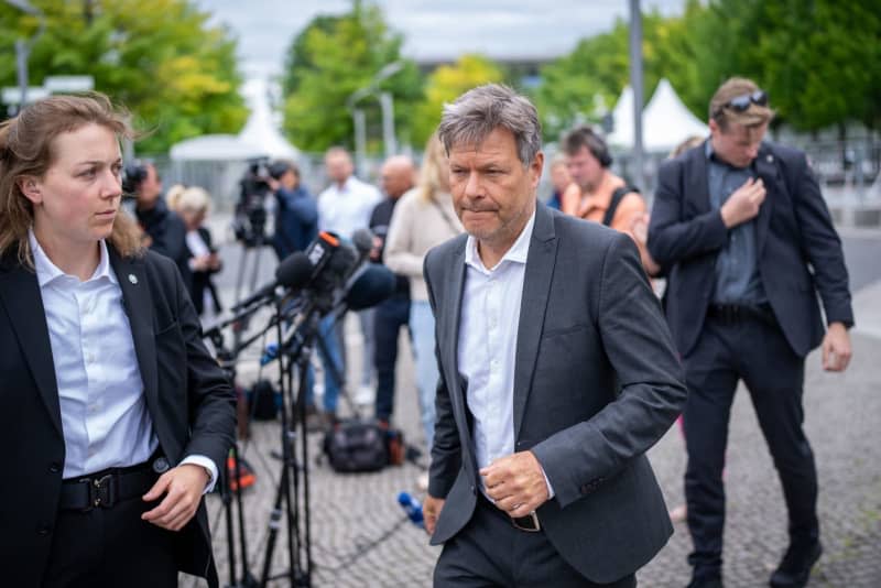 Robert Habeck, the German Minister of Economic Affairs and Climate Protection, speaks during a press statement about the cabinet decision on the Hydrogen Acceleration Act and the Carbon Management Strategy.  Michael Kappeler/dpa