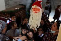 Los niños se preparan para recibir regalos navideños de sus profesoras en la escuela de las Hermanas del Rosario en Gaza.