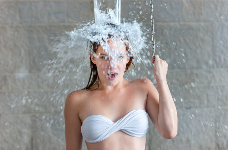 Ja, es ist hart, doch Wechselduschen zahlen sich aus. Sie bringen den Kreislauf auf Trab und härten Sie ab. Das Immunsystem wird gestärkt und das Bindegewebe gestrafft. Wichtig: Beginnen Sie mit warmem Wasser. Dann duschen Sie von den Füßen zum Herz hin mit kaltem Wasser. Beenden Sie die Dusche mit kaltem Wasser. Kleines Trostpflaster: Übung macht den Meister. Nach überstandener Gewöhnungsphase werden Sie den Frische-Kick lieben! Foto: pidjoe/Getty Images