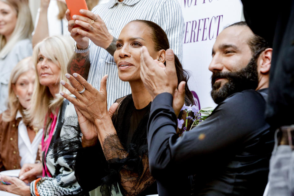 Nach ihrer Tanzeinlage konnten Barbara Becker und Massimo Sinato die Fashion Show in der Front Row genießen. (Bild: Isa Foltin/Getty Images)