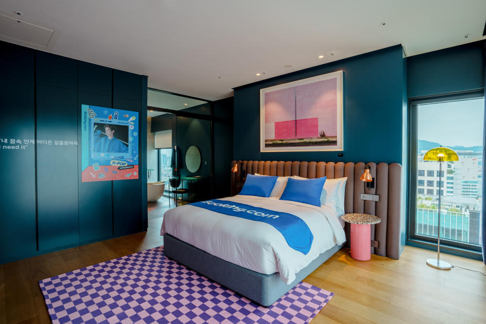 The bedroom of the suite is decked out and quirky. (Photo: Booking.com)
