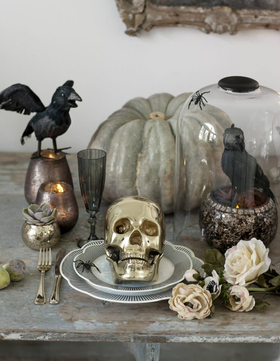 Une déco de table Halloween avec tête de mort gold