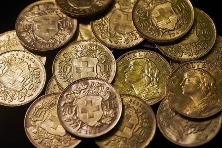 Twenty Swiss francs gold coins, known as Vrenelis, are pictured at Jolliet numismatic shop in Geneva November 19, 2014. REUTERS/Denis Balibouse