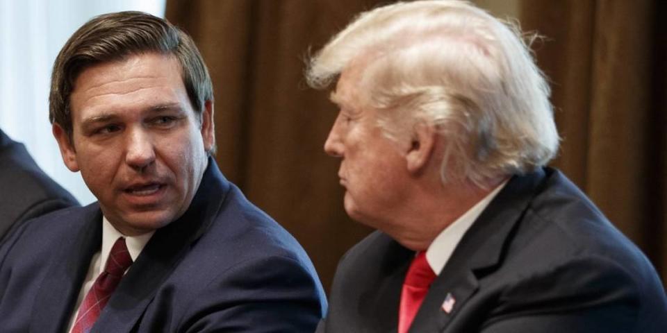 El gobernador Ron DeSantis habla con el presidente Donald Trump en una reunión de gobernadores recién elegidos, en la Casa Blanca en diciembre de 2018.