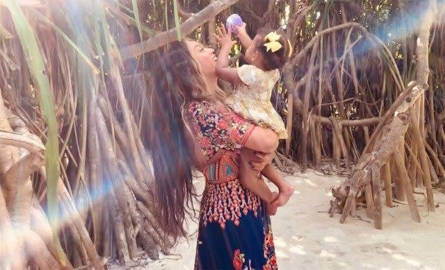 Beyonce's gave her fans a holiday gift in the form of some rare, heartwarming family photos of her 1-year-old twins.