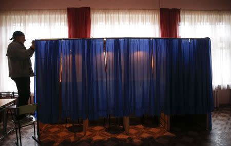 A member of a local electoral commission takes part in the preparations for the upcoming election at a polling station in Donetsk, eastern Ukraine, October 31, 2014. REUTERS/Maxim Zmeyev