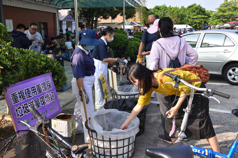 停車場一隅，環保志工仍肩負起宣導及資源分類的任務，為這場蔬食環保饗宴劃下美麗的句點。