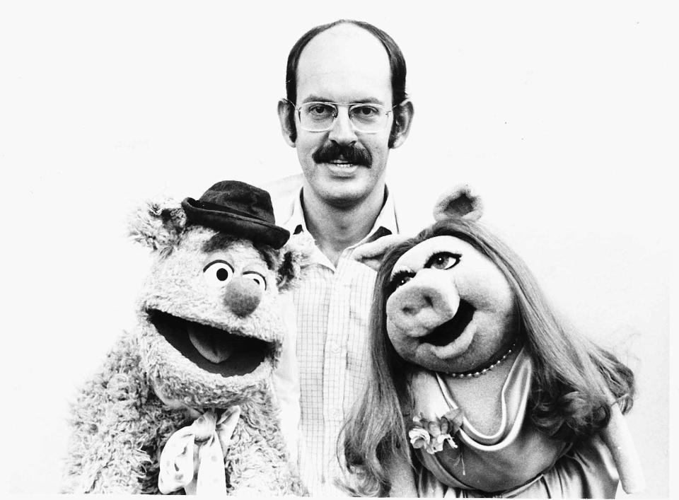 Frank Oz poses with Muppets Fozzie Bear and Miss Piggy in August 1977. (Credit: Mirrorpix/Courtesy Everett Collection)