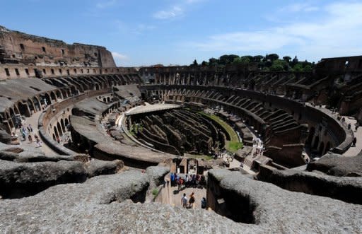 La inclinación de 40 centímetros sobre un costado del Coliseo de Roma, uno de los monumentos más visitados del mundo, no suscita preocupación entre los expertos, aunque decidieron "someterlo a observación", explicó a la AFP el 30 de julio de 2012 Rossella Rea, directora del célebre anfiteatro del siglo I. (AFP/Archivo | Tiziana Fabi)