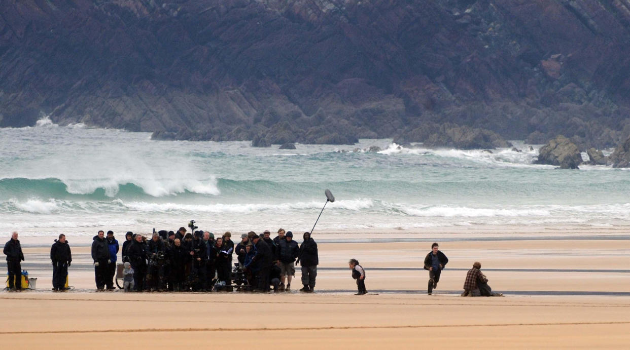 Daniel Radcliffe, quien interpreta a Harry Potter, segundo a la derecha, durante el rodaje en la playa de Freshwater West en Pembrokeshire, de la séptima y última película de Harry Potter (Harry Potter y las reliquias de la muerte), protagonizada por Daniel Radcliffe. (Foto de Barry Batchelor - PA Images/PA Images vía Getty Images)