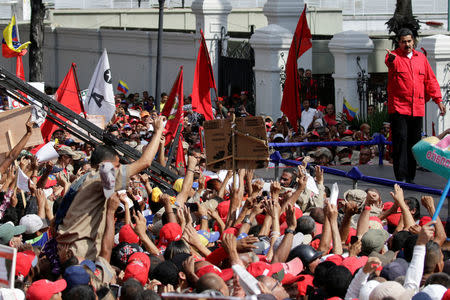 Venezuela's President Nicolas Maduro (R) greets supporters during a pro-government rally at Miraflores Palace in Caracas, Venezuela October 25, 2016. REUTERS/Carlos Garcia Rawlins