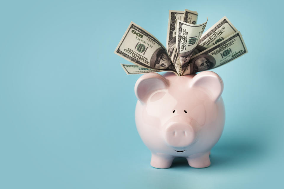 Decidir cuánto dinero mantener en tu cuenta corriente bancaria es importante para tus finanzas personales. Foto: Getty Images. 